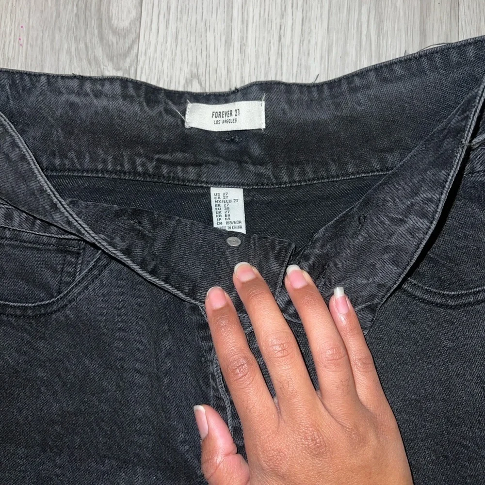 Forever 21 Black Denim Cut Off Belted Mom Jean Shorts High Rise  Size 27 - Picture 2 of 7